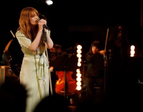 florencewelchislife: Florence + the Machine perform ‘Hunger’ at The Voice final ✨