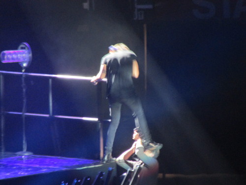 thebianthem:novelweather:Harry stepping on someone’s face, LA 8/7/13