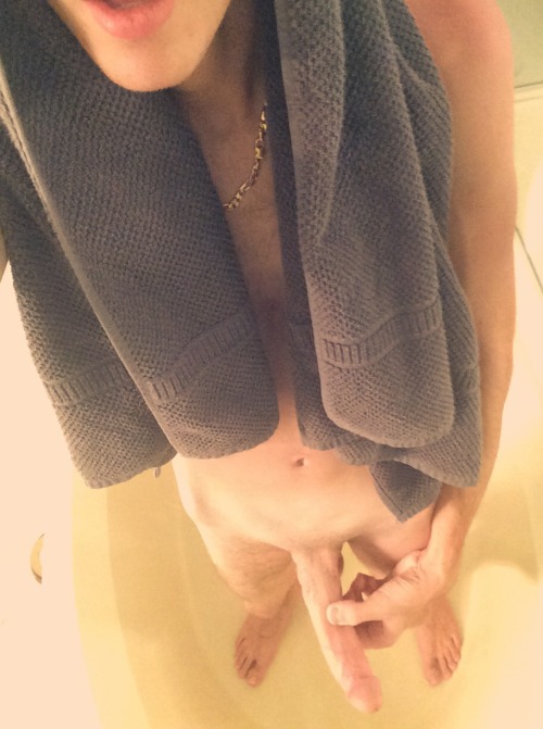 penixxxx:  Enjoyed a bath for the first time in a while. It’d be more fun if someone would join me ;)