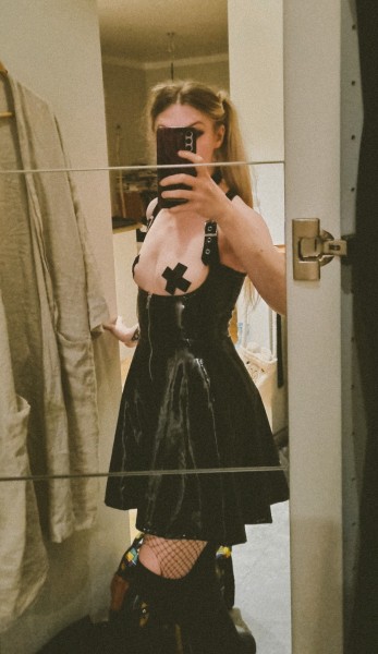 anguissette-rivers:The thing that never remembers to take pictures before the kink parties. But alas I took some when I had gotten back from the party and finally escaped my Pleaser shoes. 