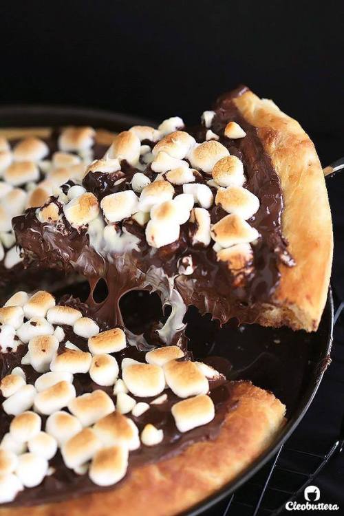 doughsndonots:  Chocolate Marshmallow Pizza. Want mmhore? Follow doughs’n’donots  