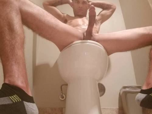 str8cocksofcraigslist:  Sexy guy for sexy lady in Fort Leonardwood, Missouri - he’s got a room and wants to get freaky now!