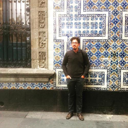 Casa de los azulejos con un tipo enfrente. #mexico #cdmx #centrohistorico #tiles #azulejos (at Centr