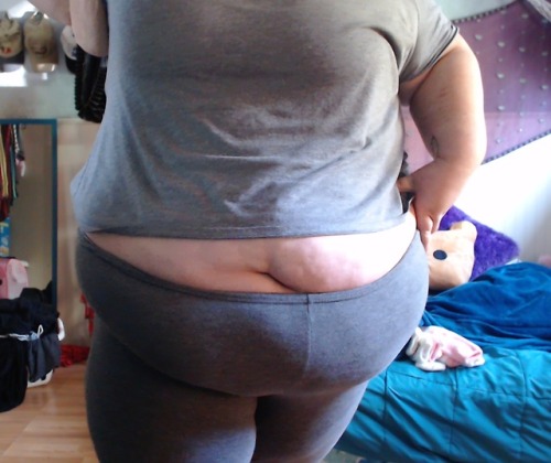 cute-fattie: these leggings are a 2x LOL  buy me snacks 