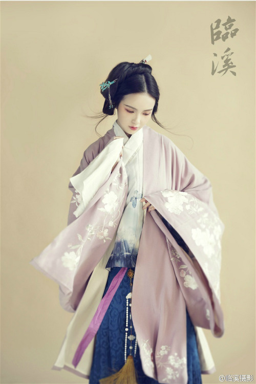 haplocke:  fuckyeahchinesefashion:  Hanfu(traditional han chinese clothing) photography. 临溪摄影  Uuuuurrrrrrgggghhhhhhhhhhyeessssssssssssssssssss