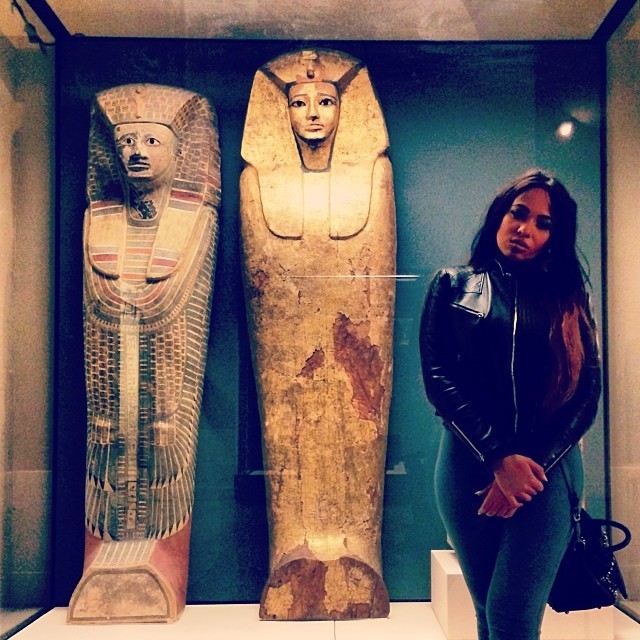 stephsdope:  Stephanie Santiago #peace #queen ✌️👑 #PARIS  (at Musée du Louvre)