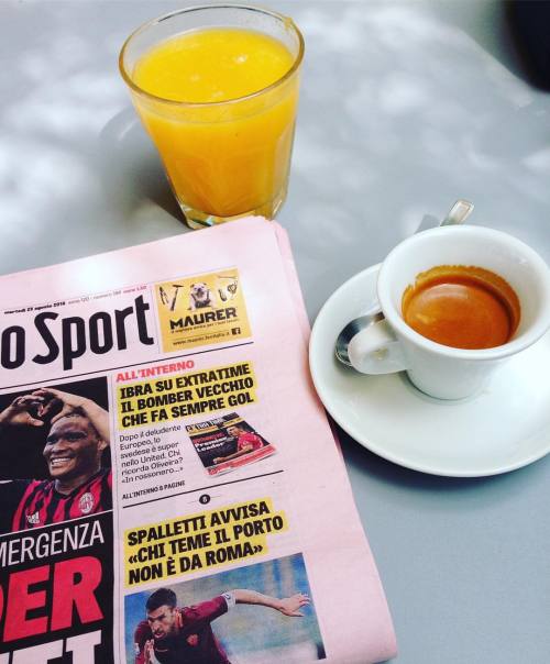 Una buona lettura, un caffè e una spremuta ☺️ #buongiorno #goodmorning #colazione #breakfast 