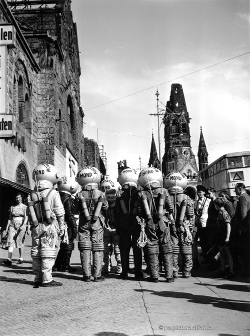 Vintage Berlinale: 1951 wird für den Wettbewerbsfilm “Endstation Mond” geworben.