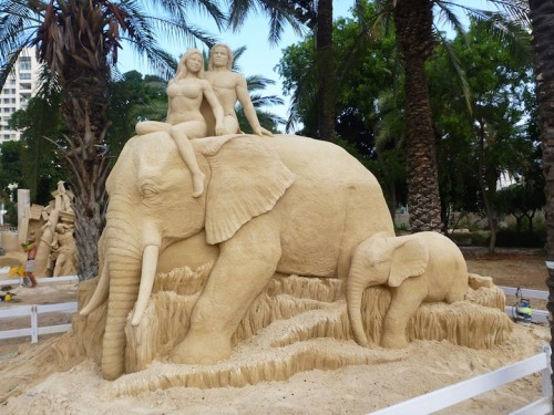Porn photo archiemcphee:  These awesome sand sculptures