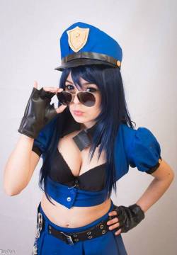 league-of-legends-sexy-girls:  Caitlyn Cosplay