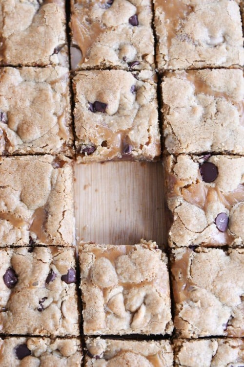 foodffs:SALTED CARAMEL BROWN BUTTER CHOCOLATE CHIP BARSFollow for recipesIs this how you roll?