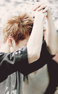 kaiwaiisoo-blog:  Xiumin protecting himself from the rain 