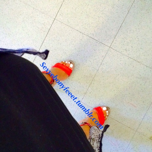 sexyebonyfeeet: I like these shoes ☺️