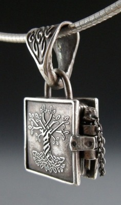 Pixiewinksfairywhispers:  The Tree Of Life Locket With Answers To All Of Life’s