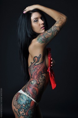 rikyke:  Lisa Zee … Very nice tattoo :D