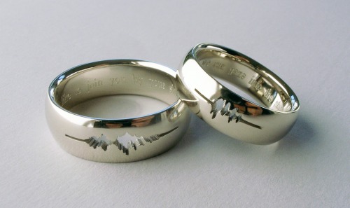 slippedintomycoffee:  perfectweddingisperfect:  cedorsey:  “I Do” Sound Wave Wedding RingsPhoto Credit: (Sakurako Shimizu)  Beautiful  Love  I can’t wear, but will tatoo which can never be roved