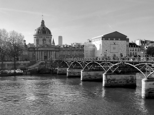 Collège de France, Pont des arts et la Seine Paris, 2017.