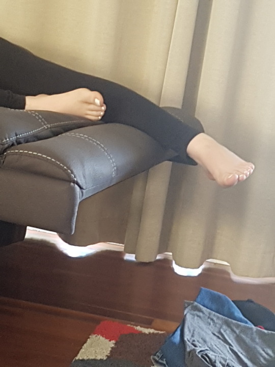 matt-stafford: Size 6 feet, painted toes  