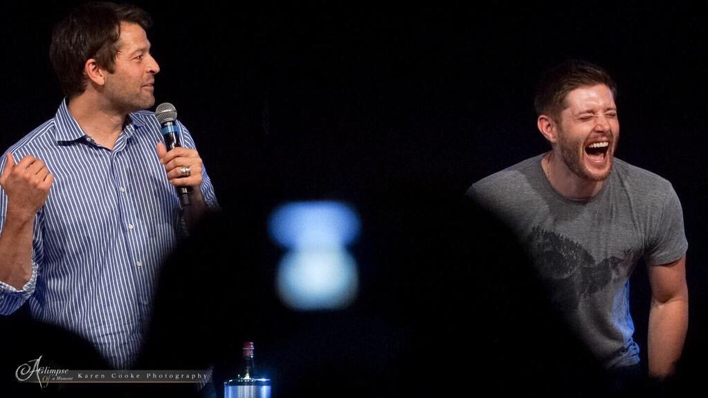 heartdoc112:  JENSEN WIPES HIS MOUTH WITH HIS SHIRT AND THEN REALIZES HE JUST FLASHED