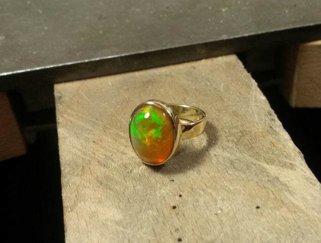 klassischer ring mit opalcabochon in gold