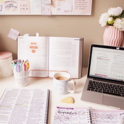 the-girlygeek:  20.11.17 //  I’m getting quite sick of studying for this final, but 