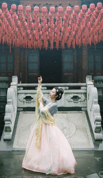 Chinese hanfu photography 久旱逢甘霖，他乡遇故知  Photo by 岛上喵