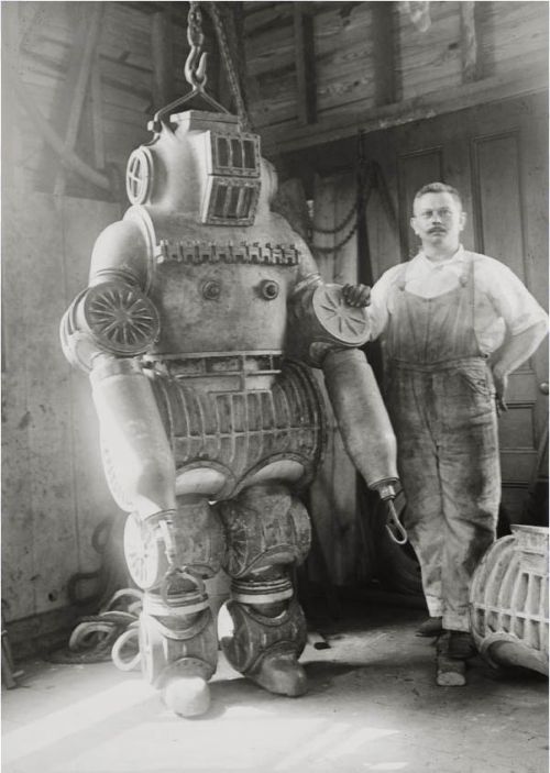 porcupineschool:  Chester E. McDuffee’s patented diving suit 