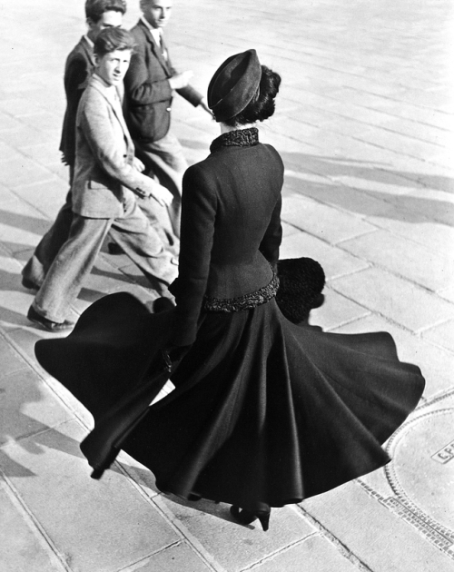  Renée, The New Look of Dior, Place de la Concorde, Paris, August 1947 by  Richard Avedon 