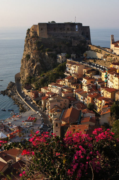 travelingcolors:Scilla and its castle, Calabria| Italy (by Stefano Silvestri)