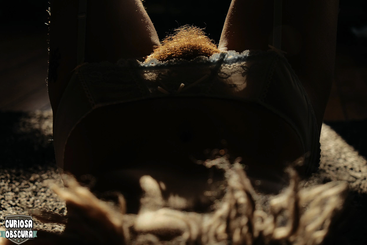 curiosa-obscura:     catchin’ the light follow us for more homemade nudie pics:)