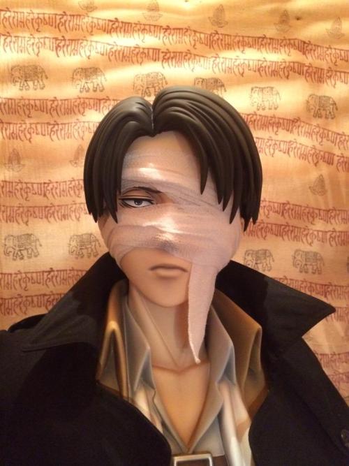   Life-size Levi figure owner rurukota creates adult photos