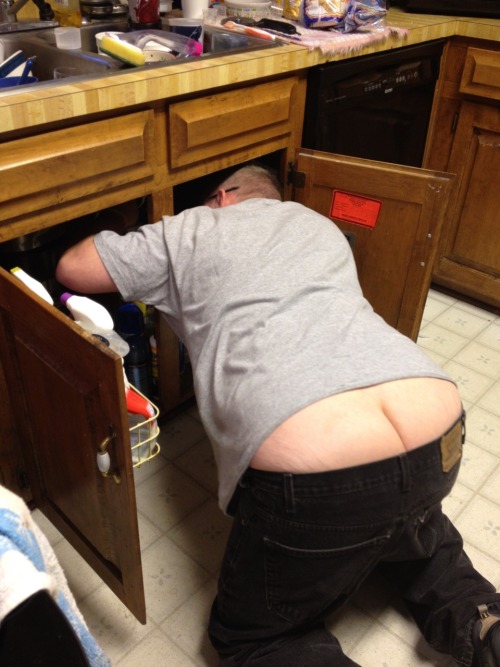 revengeofthebears:  thebigbearcave:  cracked IV  buttcrack is awesome 