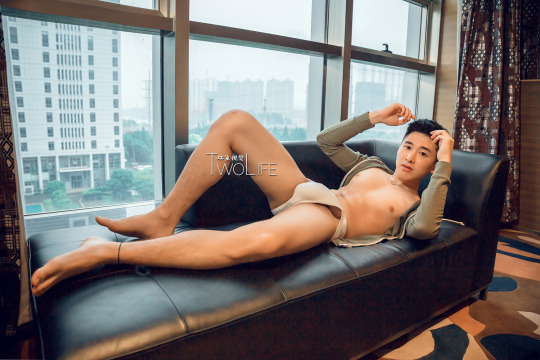 又一组青春少年的身体诱惑，当我们还在考虑要不要这么大胆的展露自己的时候，青春可能已经在慢慢逝去……