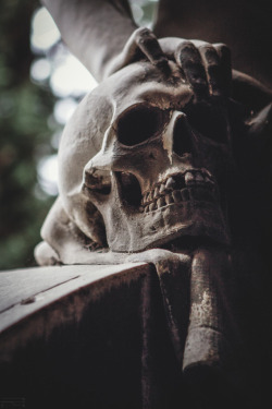 murdoofaolon:Detail of the Monumental Cemetery of Staglieno by Fabio Zenoardo