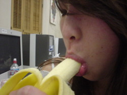 yellowfruitisonmymind:  sucking a banana 