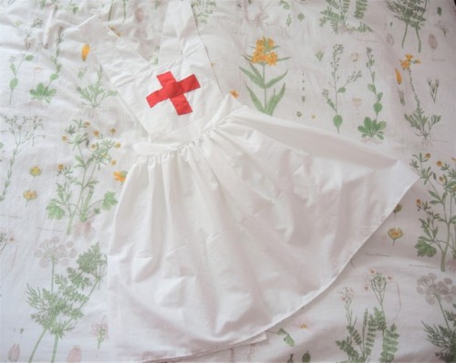 milkiidolly:i made a cute nurse apron ♡