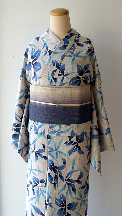 Soft gradients for this outfit pairing a lovely shunran (noble orchid) yukata and a muted linen obi 