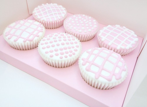 kawaiistomp:Vanilla cupcakes with royal pink and white icing ~ (credit)(please do not delete credit)