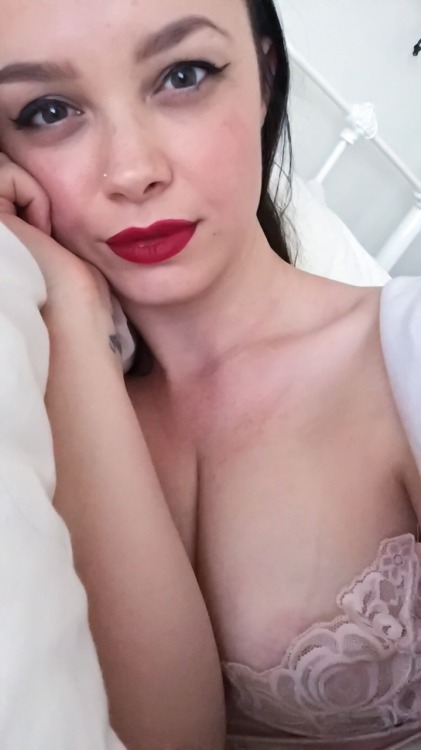 sultrysinns:  Cheeky afternoon nap 💋