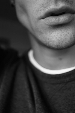 forqettings:  rocketpowers:  his lips are so nice  stubble»»»