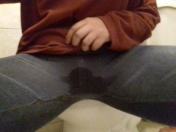 please-let-me-pee:I can’t hold it omg! I’m leaking so bad !!
