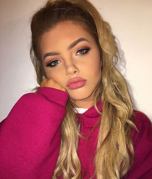bombshellssonly:  @sophia_mitch 