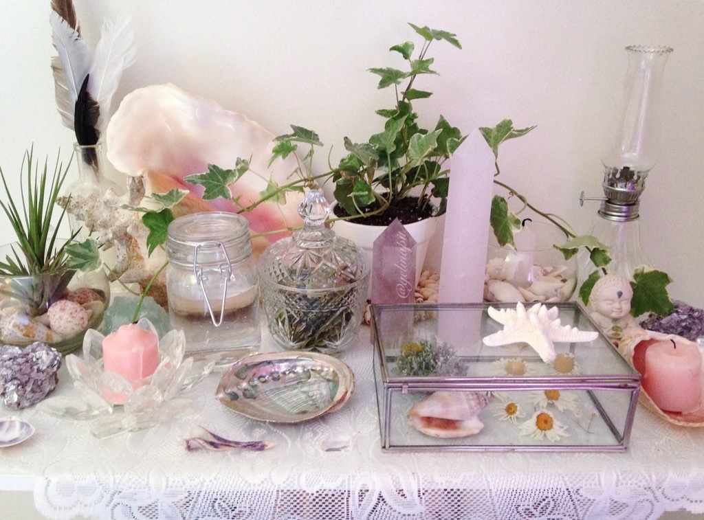 floralwaterwitch:  ~ one of my lovely little altars 🌿🌸🐚✨