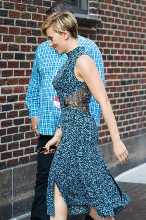 queen-scarlett-is-here:  Scarlett Johansson looks gorgeous arriving for and leaving after ‘The Late Show with Stephen Colbert’ (in a Proenza Schouler dress (13/6/17)).  She’s so fuckin hot