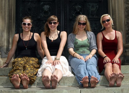worldoffeet:  Barefoot gang