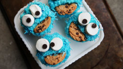 fattributes:  How to Decorate Cookie Monster Cupcakes