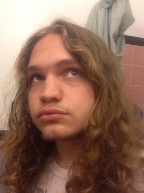 springrazors:look at how curly my hair is when i shower and then just dont brush it 
