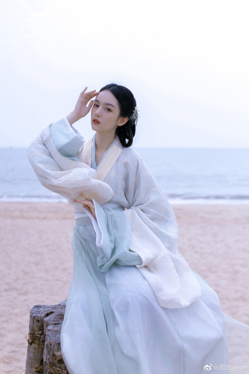 simply-zhouye:Gu Xiang in an alternate universe ~ Zhou Ye looking soft and etherally pretty in white