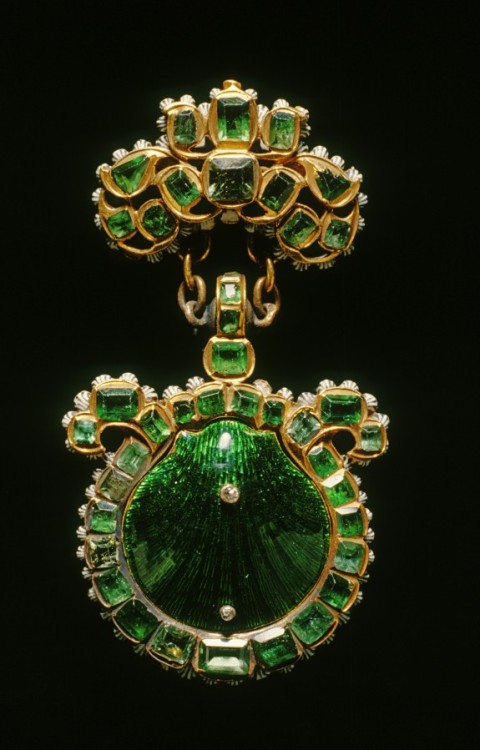 Badge of the Order of Santiago de Compostela Gold, enamel, emeralds, diamonds, height: 2 11/16 in. (