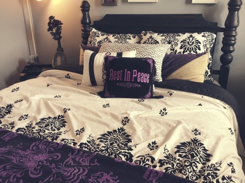 stayupallday-sleepupallnight:My haunted mansion guest room is finally finished and I love how it tur